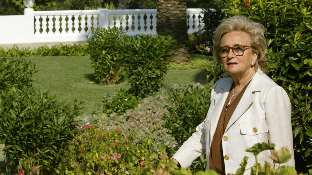 Bernadette Chirac dans un jardin