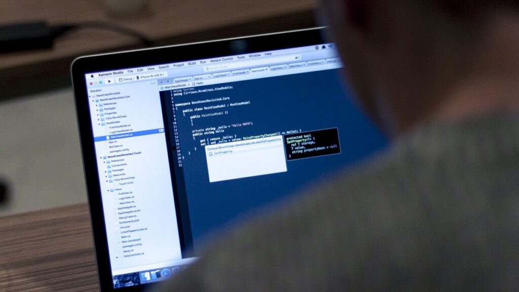 Ordinateur portable affichant du code de programmation