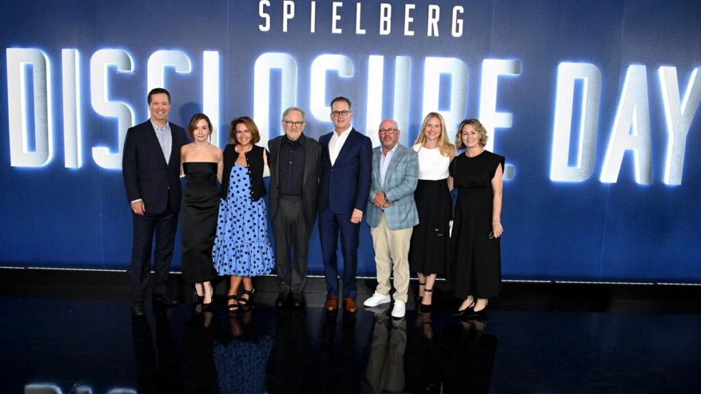 Steven Spielberg et l’équipe du film Disclosure Day lors d’un événement promotionnel