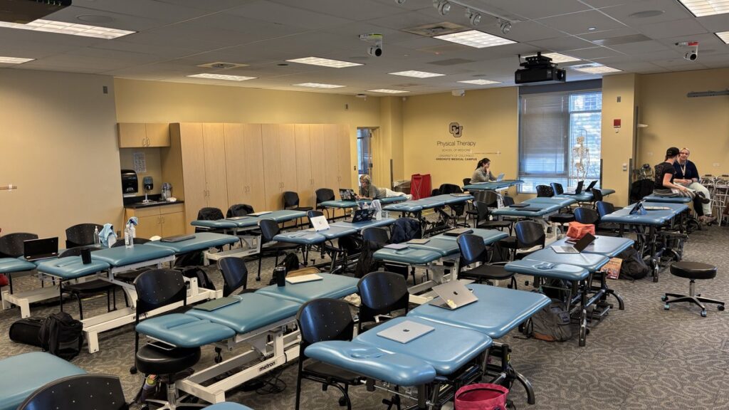 Salle de classe équipée avec ordinateurs portables