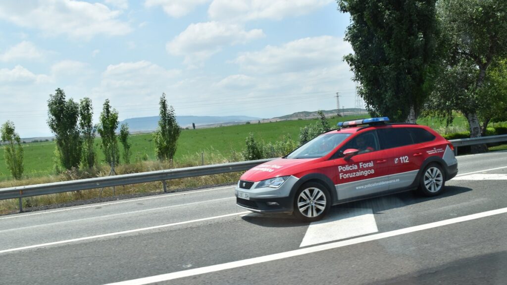Véhicule de la Policía Foral de Navarra sur une route espagnole
