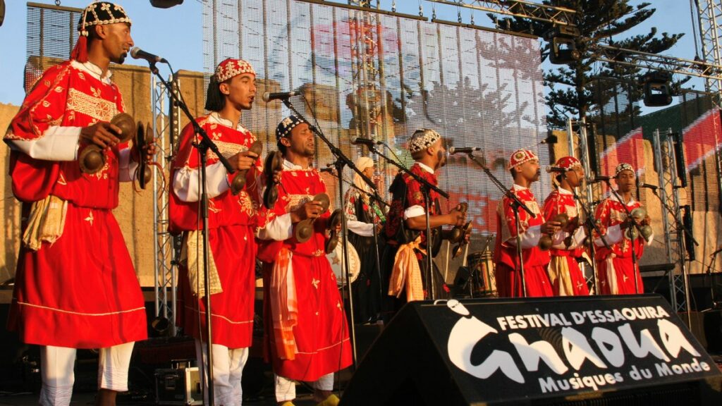 Musiciens gnaoua sur scène au Festival Gnaoua et Musiques du Monde à Essaouira