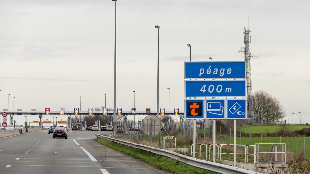 Barrière de péage autoroutier en France, contexte de contrôles routiers et de transport discret de stupéfiants