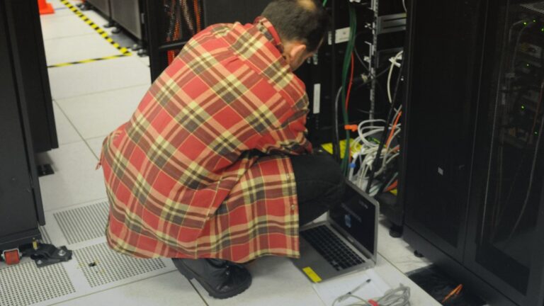 Technicien travaillant sur des serveurs, illustration de l’infrastructure IA