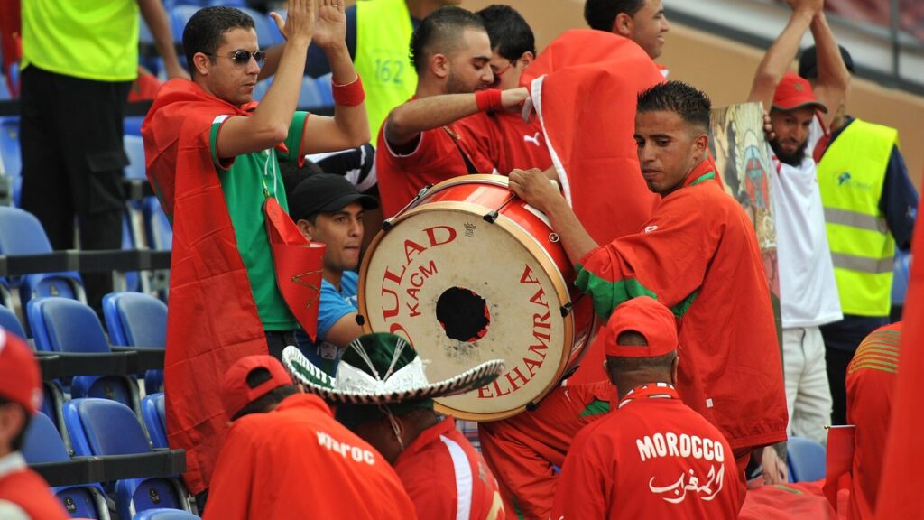 Supporters marocains avec tambour et drapeaux dans les tribunes