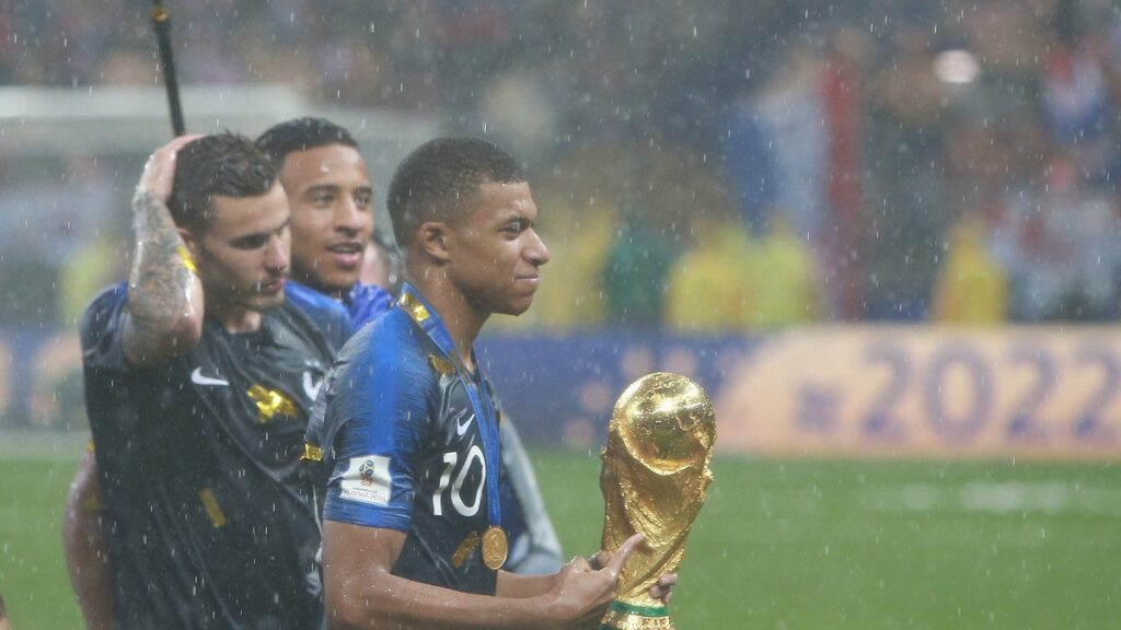 Kylian Mbappé avec le trophée de la Coupe du monde 2018