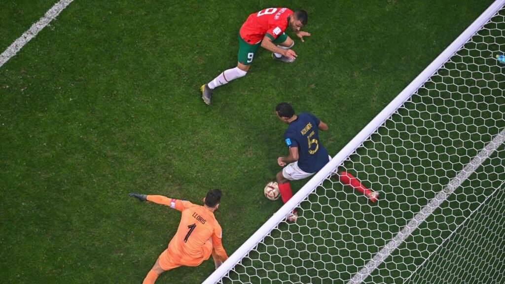 Action de football près du but, illustration des technologies utilisées pendant le Mondial 2026