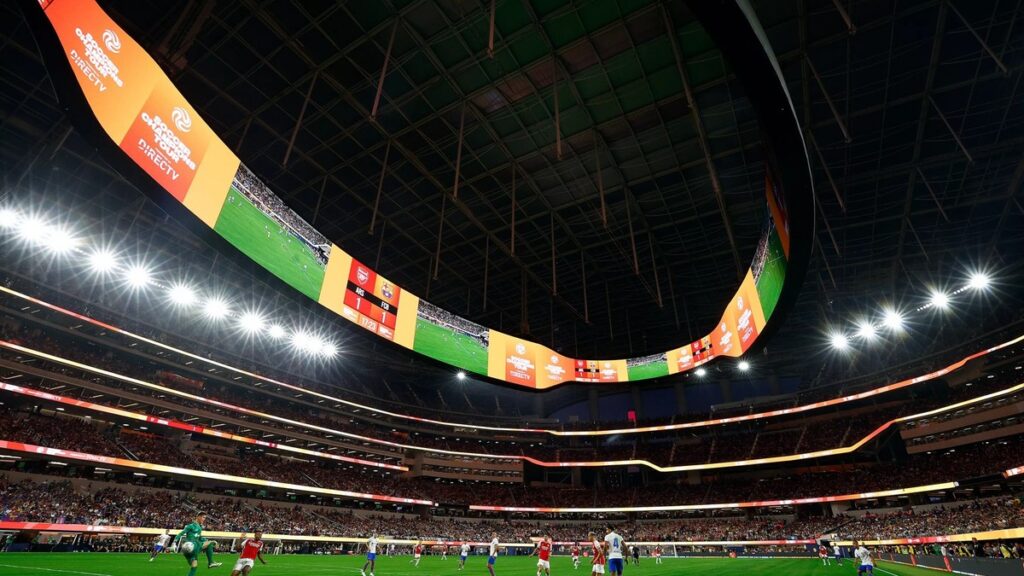 Match de football dans un grand stade nord-américain, en illustration du lancement de la Coupe du monde 2026 aux États-Unis et au Canada