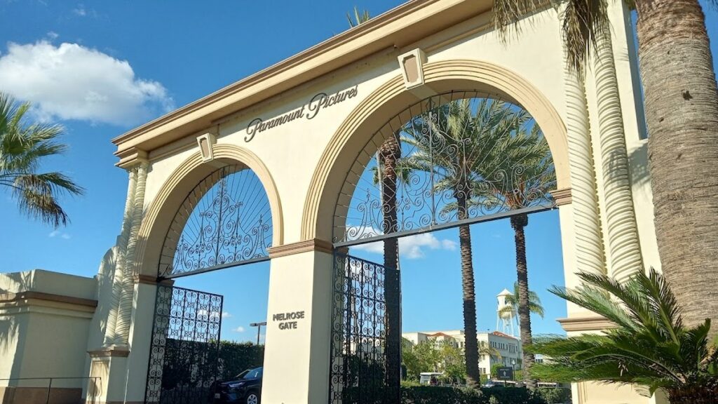 Entrée des studios Paramount Pictures à Los Angeles, illustration du rachat de Warner Bros Discovery par Paramount Skydance