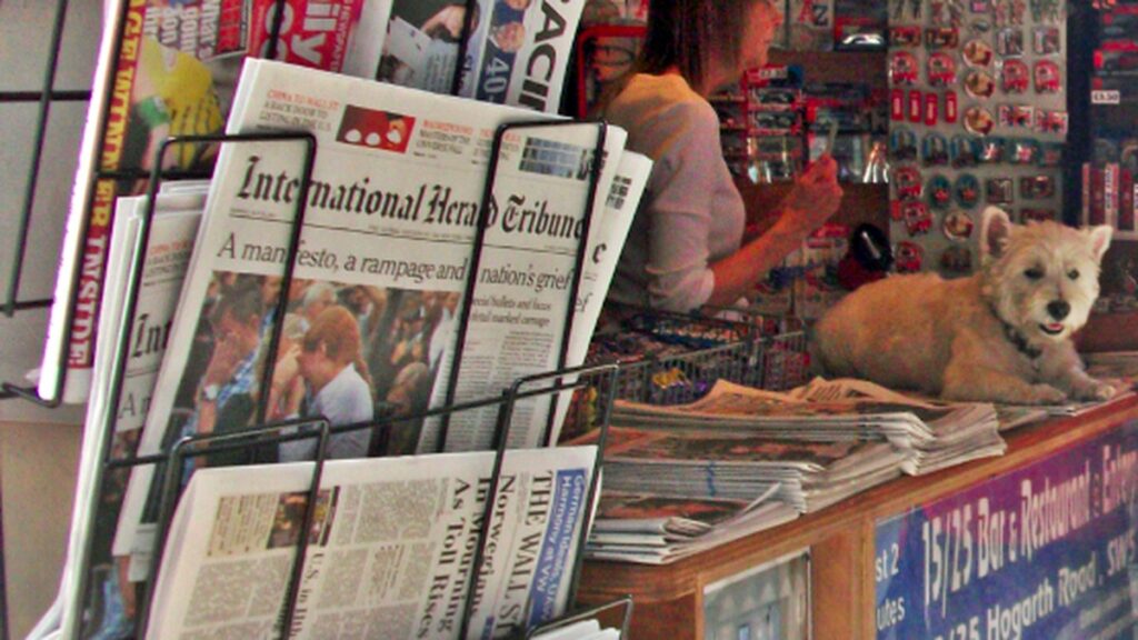 Kiosque de presse à Londres, illustration de la presse britannique
