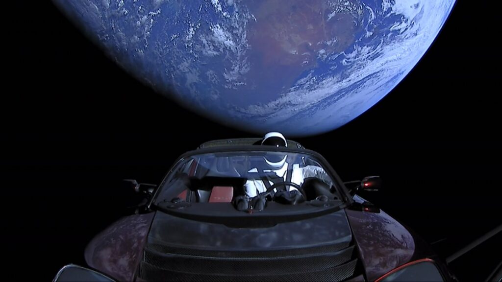 La Tesla Roadster envoyée par SpaceX dans l’espace, avec la Terre en arrière-plan