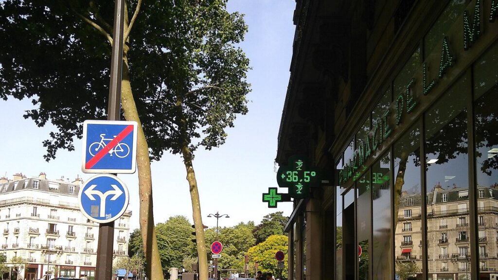 Thermomètre affichant 36,5°C dans une rue de Paris lors d’un épisode de chaleur