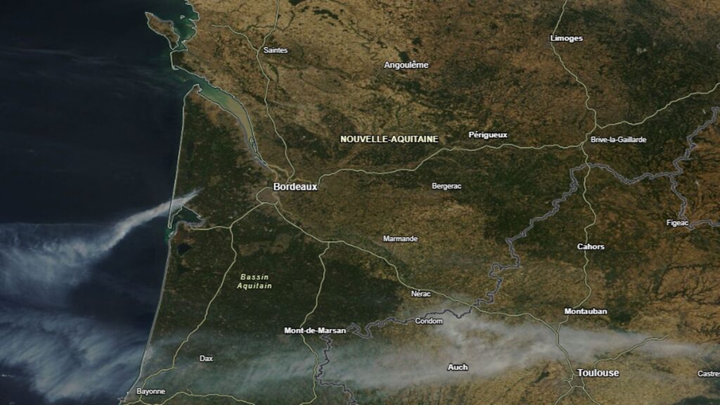 Image satellite montrant un panache de fumée lié aux incendies en Gironde, dans le sud-ouest de la France.