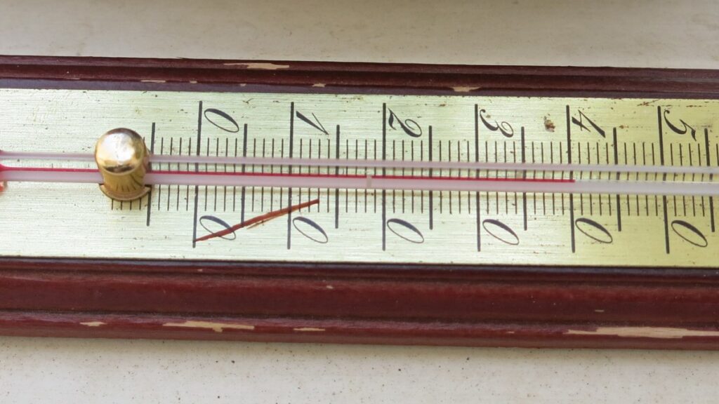 Thermomètre affichant une forte chaleur lors d’une canicule en France