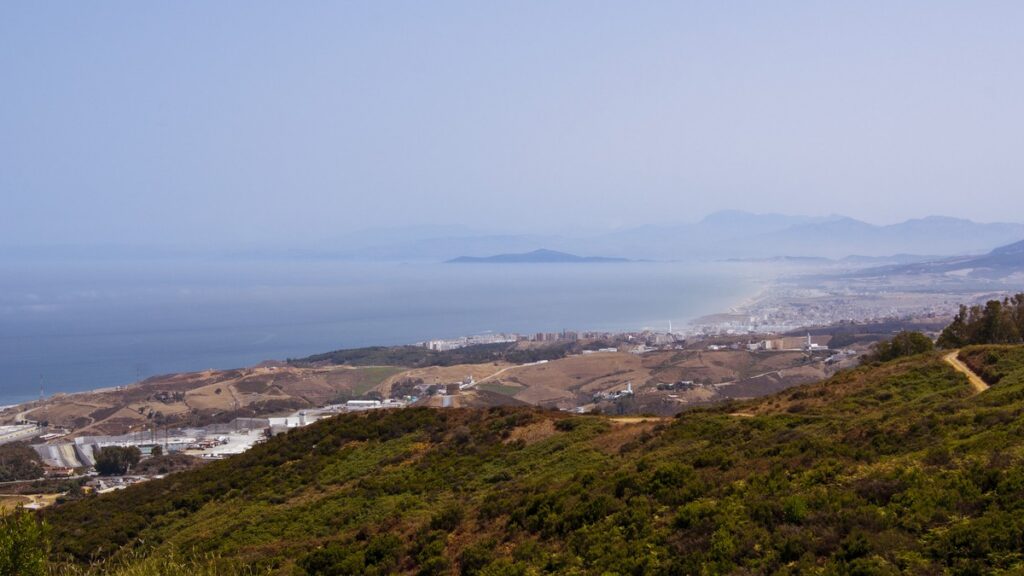 Vue de la frontière entre Ceuta et le nord du Maroc
