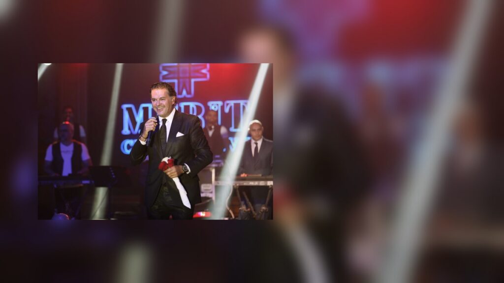 Ragheb Alama sur scène lors d’un concert