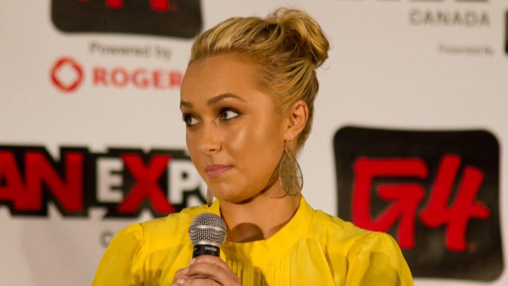 Hayden Panettiere tenant un micro lors de la Fan Expo Canada en 2011