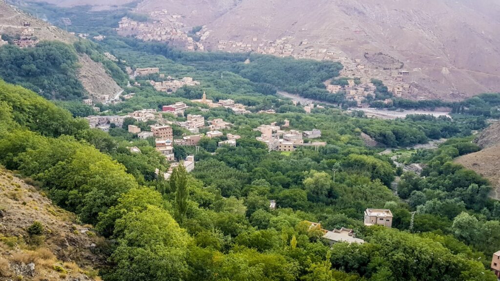 Vue panoramique d’Imlil et de ses villages dans le Haut Atlas