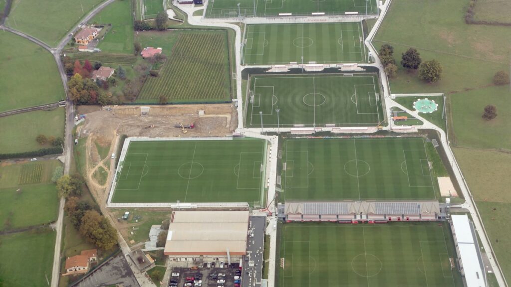 Vue aérienne de terrains de football d’un centre de formation en Espagne