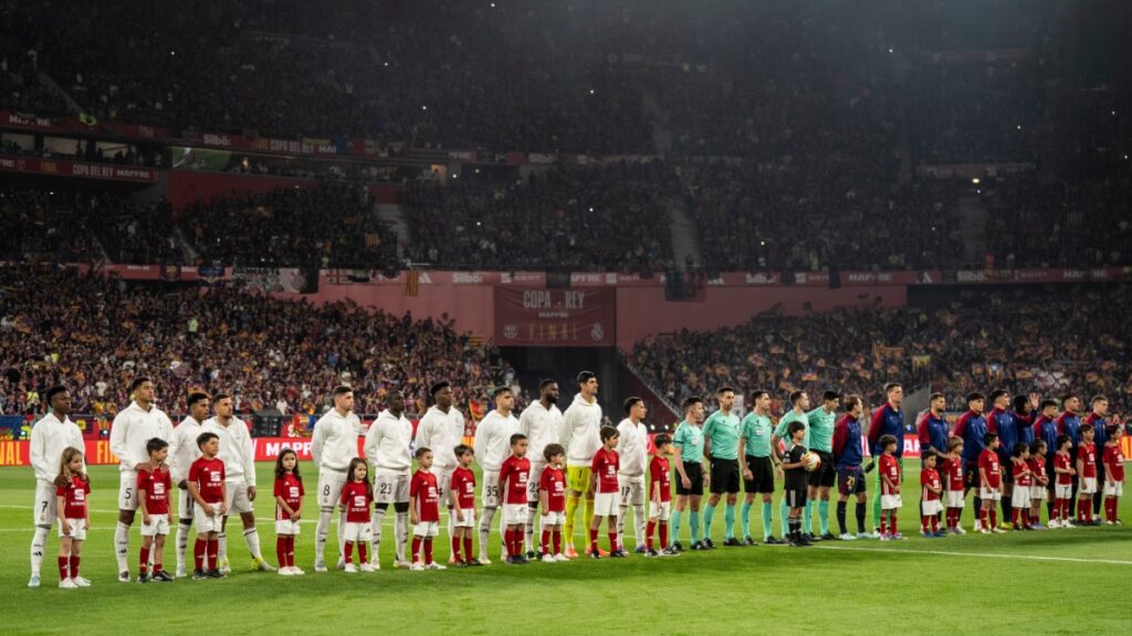 Photo Real Madrid - FC Barcelone avant un match de football, recadrée sans déformation