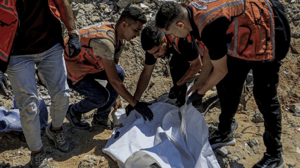 Des secouristes dans les décombres à Gaza