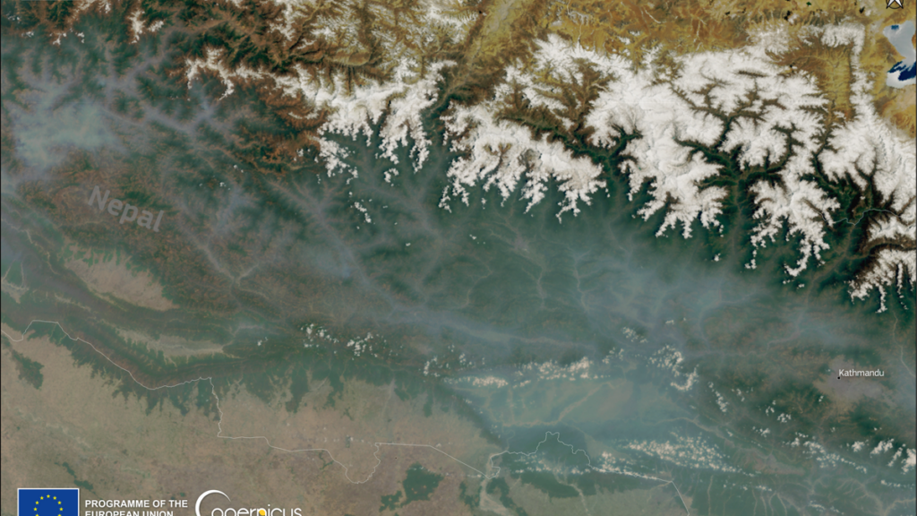 Image satellite de fumées d’incendies au-dessus du Népal