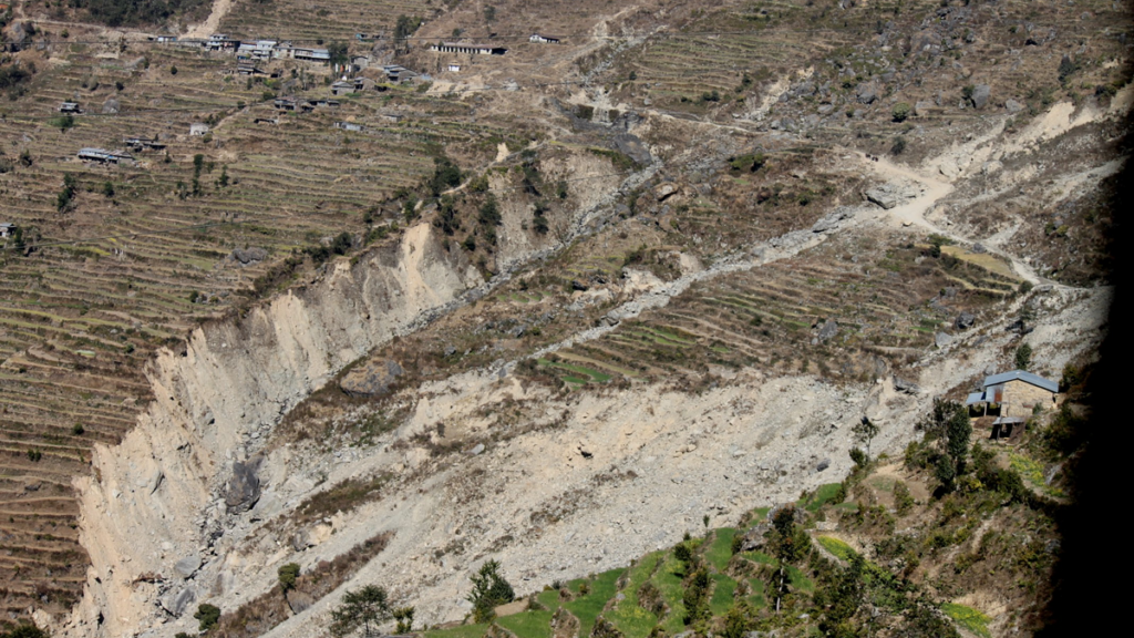 Glissement de terrain au Népal après une crue